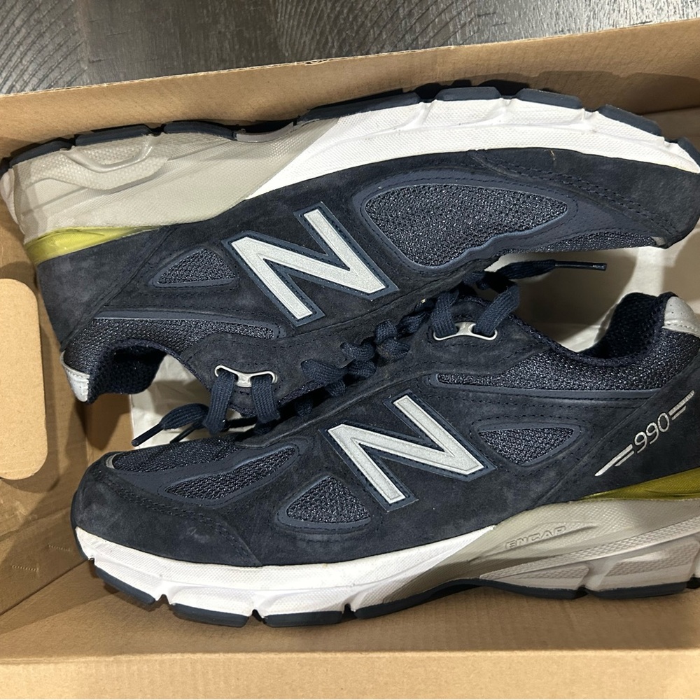 New Balance Men's Navy Blue and White 990 NV4 Sneakers

Wore 1-2 times